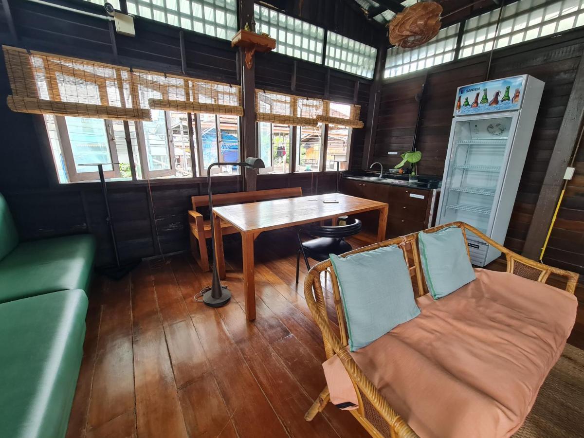 Non House Bangkok บ้านนอนโฮสเทล ภายนอก รูปภาพ