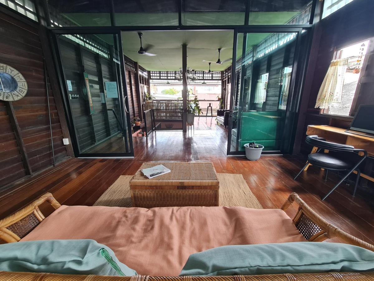 Non House Bangkok บ้านนอนโฮสเทล ภายนอก รูปภาพ