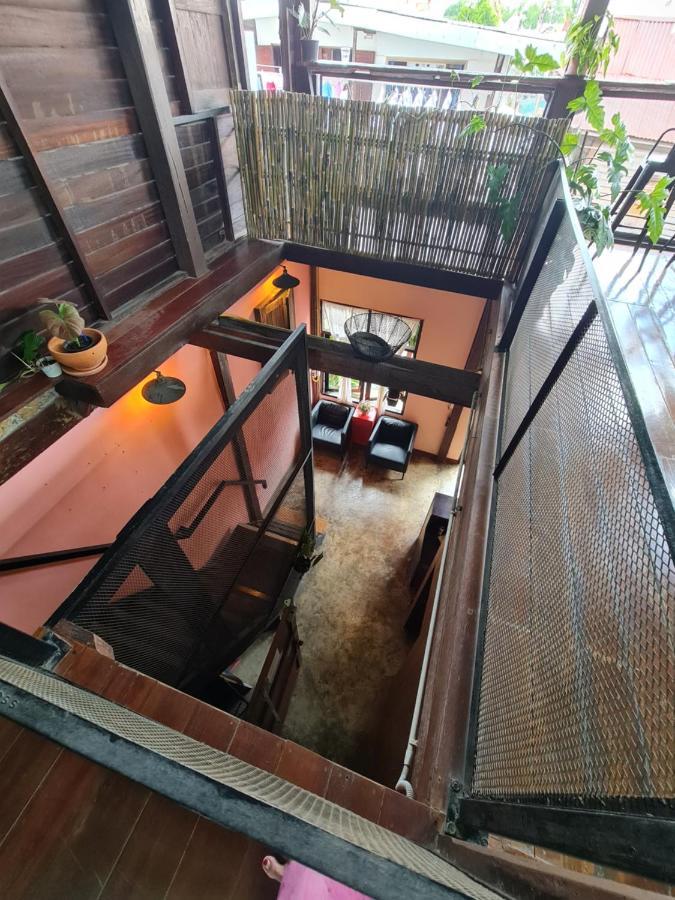 Non House Bangkok บ้านนอนโฮสเทล ภายนอก รูปภาพ