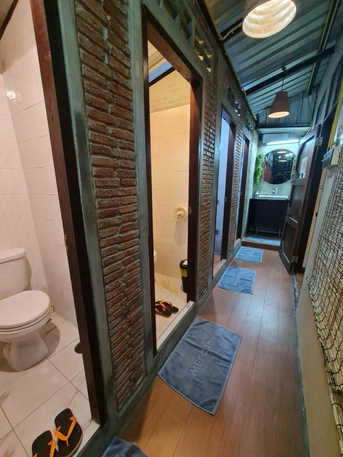 Non House Bangkok บ้านนอนโฮสเทล ภายนอก รูปภาพ