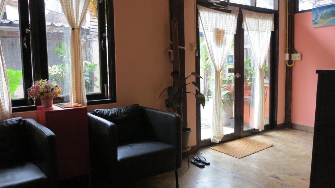 Non House Bangkok บ้านนอนโฮสเทล ภายนอก รูปภาพ
