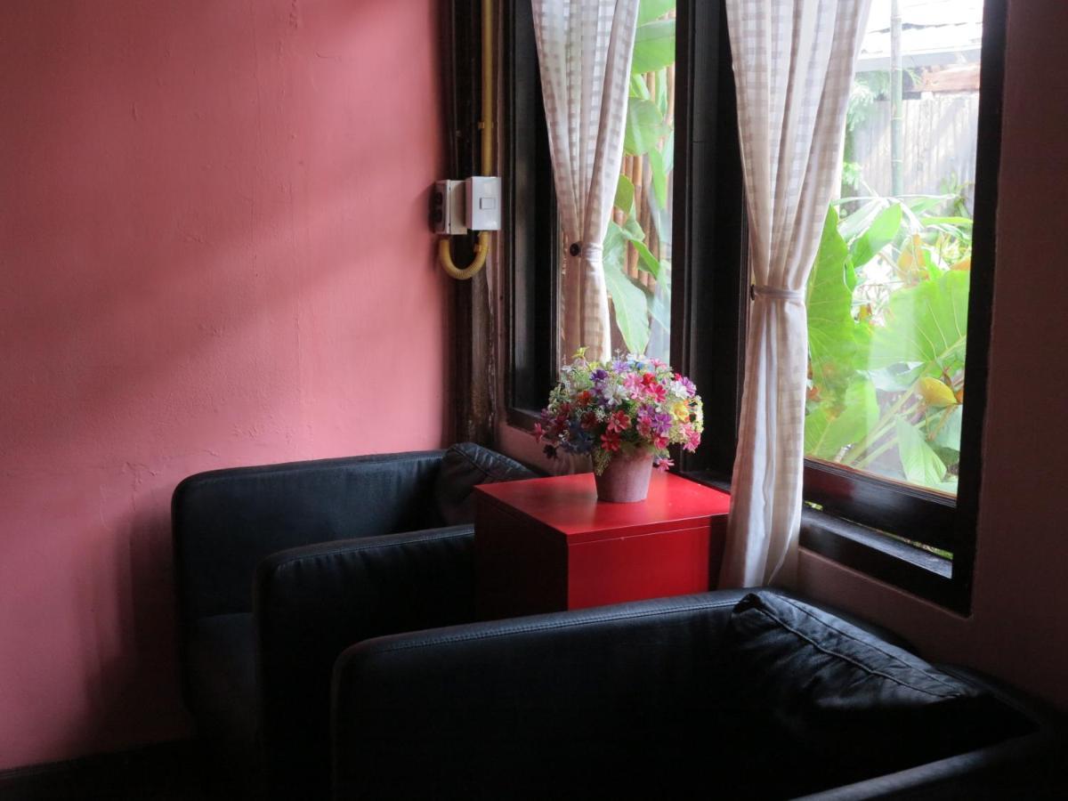 Non House Bangkok บ้านนอนโฮสเทล ภายนอก รูปภาพ