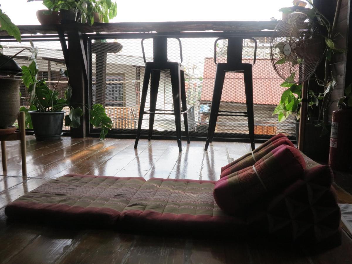Non House Bangkok บ้านนอนโฮสเทล ภายนอก รูปภาพ